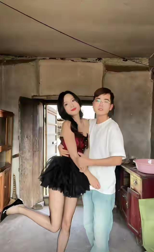 相差15岁的姐弟恋，从一开始就被贴上了诸多标签，旁人的质疑、年龄的鸿沟、生活圈层