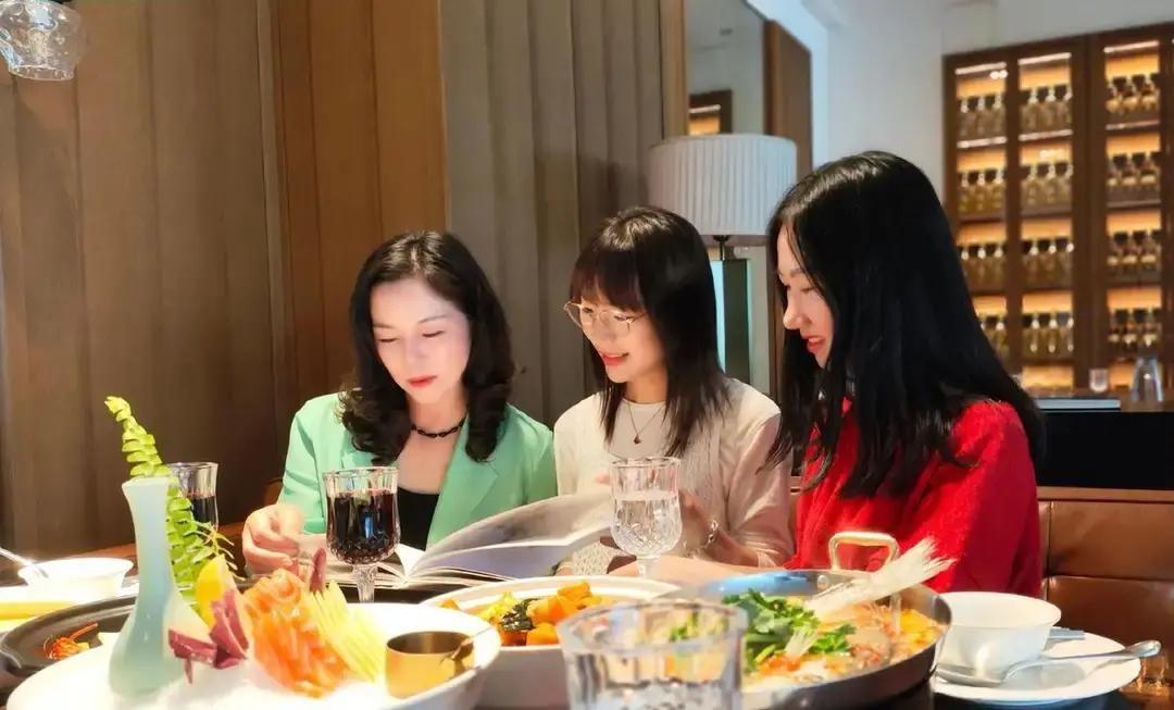 漂亮女孩最该提防的，不是饭局本身，而是那些打着“资源局”旗号的圈套。

很多人以