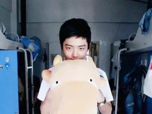 #肖战是学弟公认的校草# 有自媒体采访肖战 母校重庆工商大学的同学，问他们觉得心