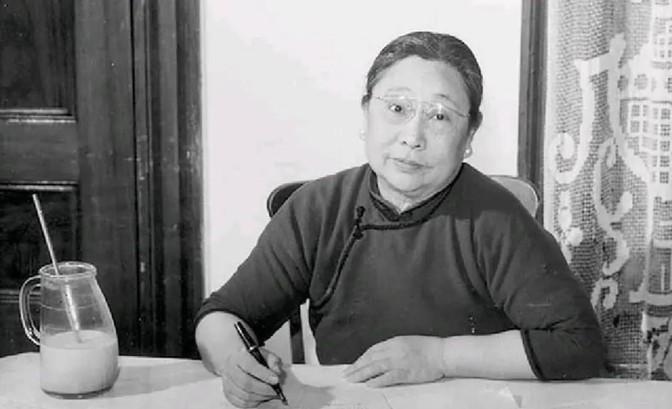 1895年，31岁的黎元洪睡梦中感觉裤子湿了，下意识伸手一摸，满脸尴尬。这时，6