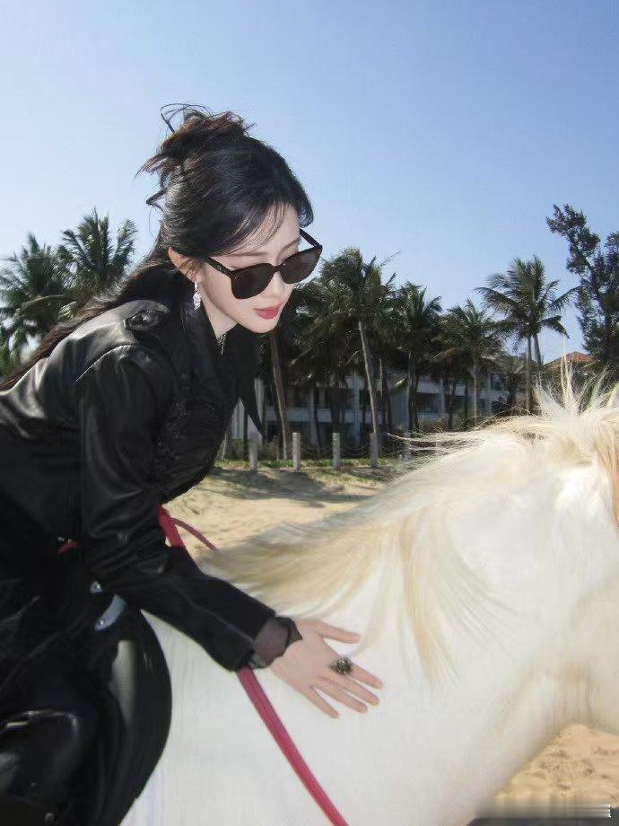 王鹤棣一把抢过孟子义的手捧花 你好星期六 Fun4猜猜猜的王鹤棣太有看点！箭步飞