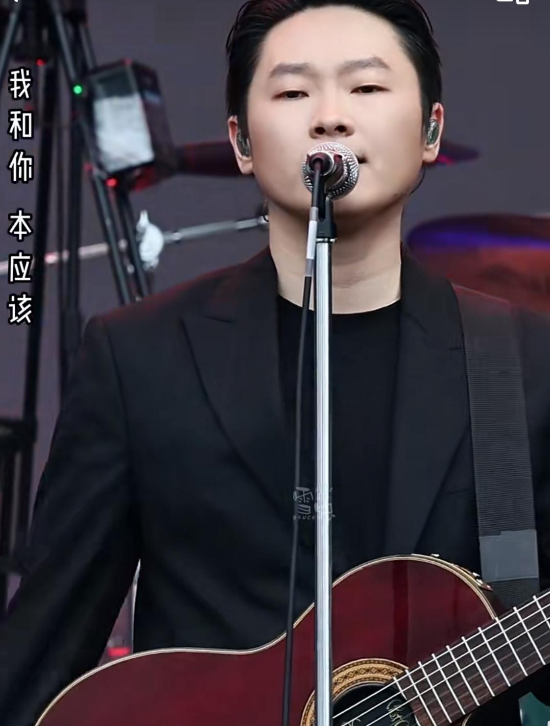 梁博的含金量一直在往上走！
同为好声音冠军，梁博真的是懂得激流勇退的。
他在获得