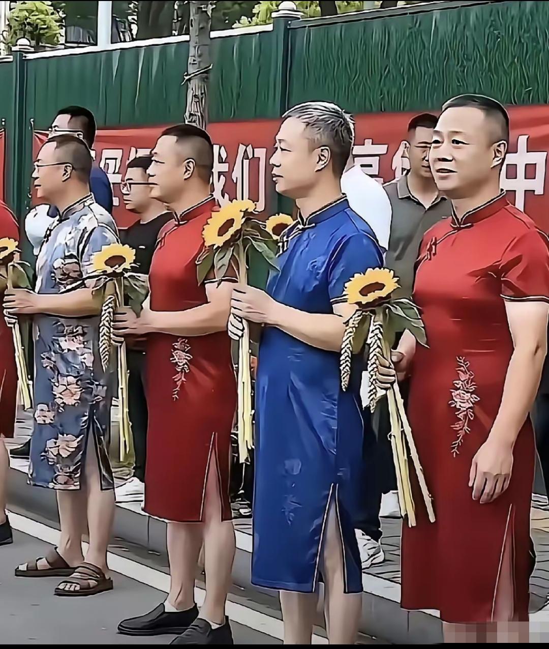今天高考第一天，考生们的爸爸都有心了！祝愿每个考生都旗开得胜，金榜题名，一举夺魁