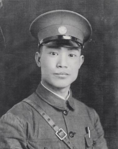 1925年的青田老家，灵堂的白幡还没撤下，吴舜莲就被丈夫陈诚一脚踹下床。

这个