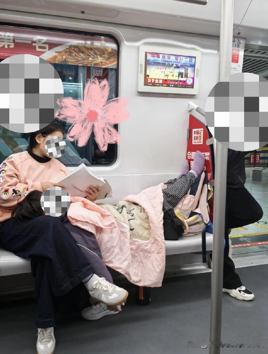 地铁这一幕太扎眼！一人占三座还盖被躺平!
 
地铁2号线里这场景把我看愣了：一位