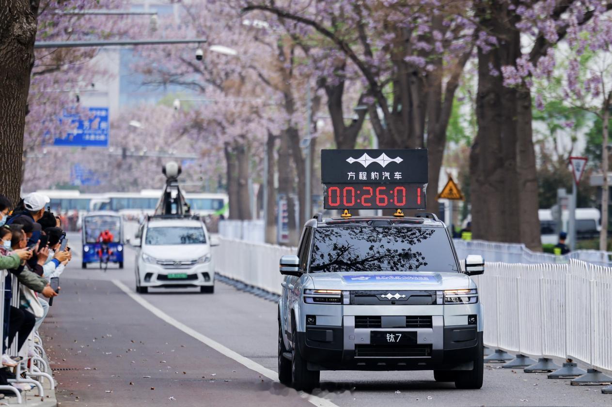 这两天刷科技圈热点，全球首场人形机器人马拉松绝对是重头戏。今年机器人跑半马也太快