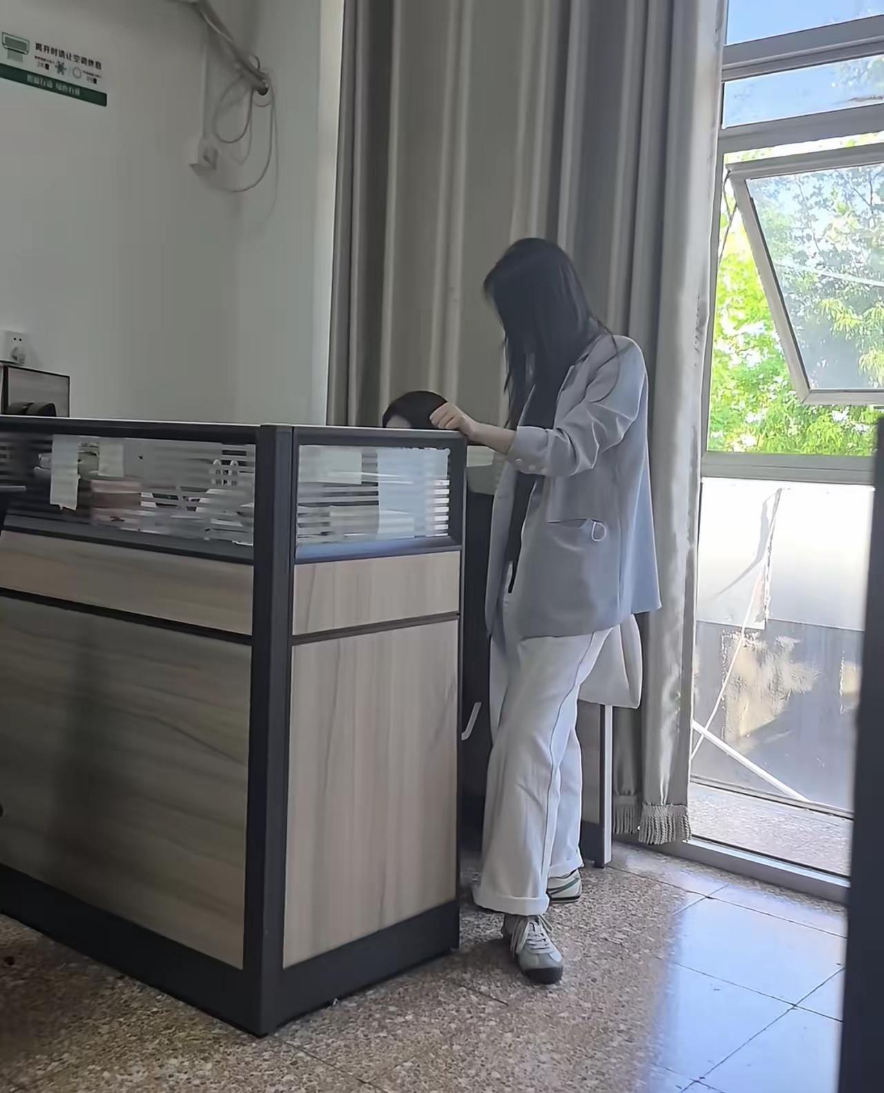 同事月薪九千，被挖走给一万五。她没急着走，先找老板谈涨薪，老板说了句话，第二天她