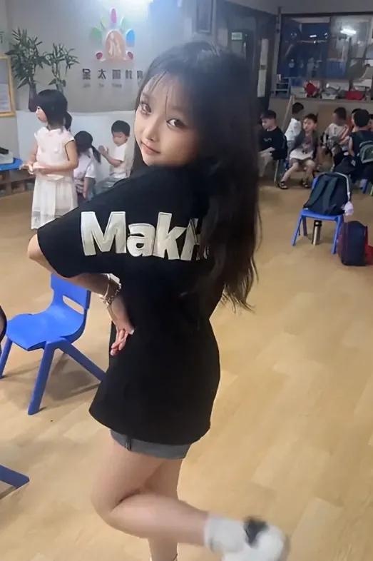 昨天看的贼上头的那个"幼儿园成熟女娃"，人家其实读四年级了。她爸妈在拿她当流量提