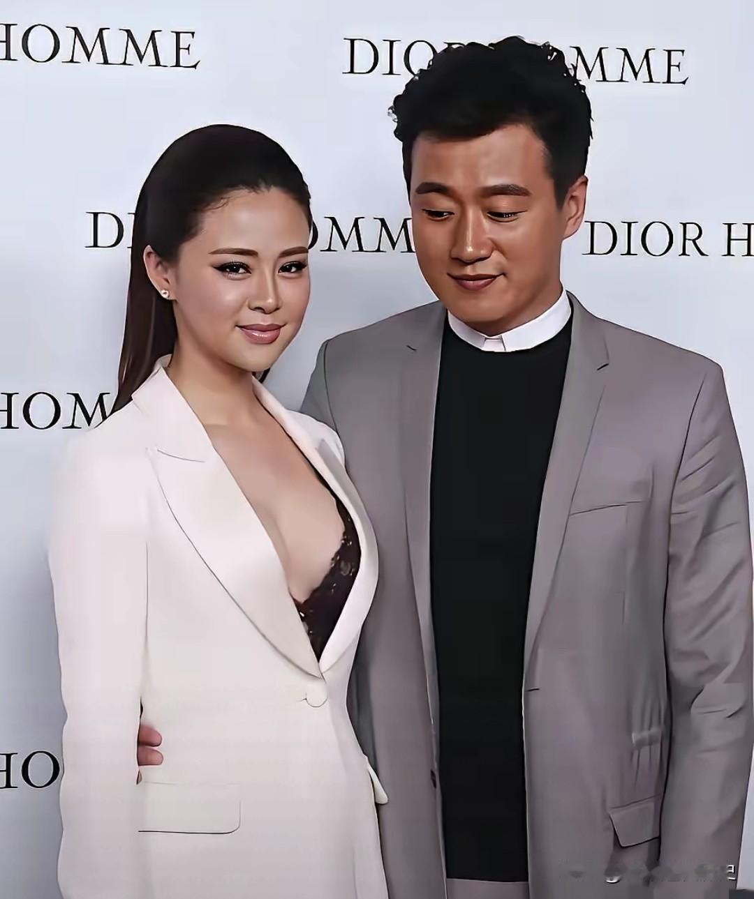 都老夫老妻了，还没看够啊！