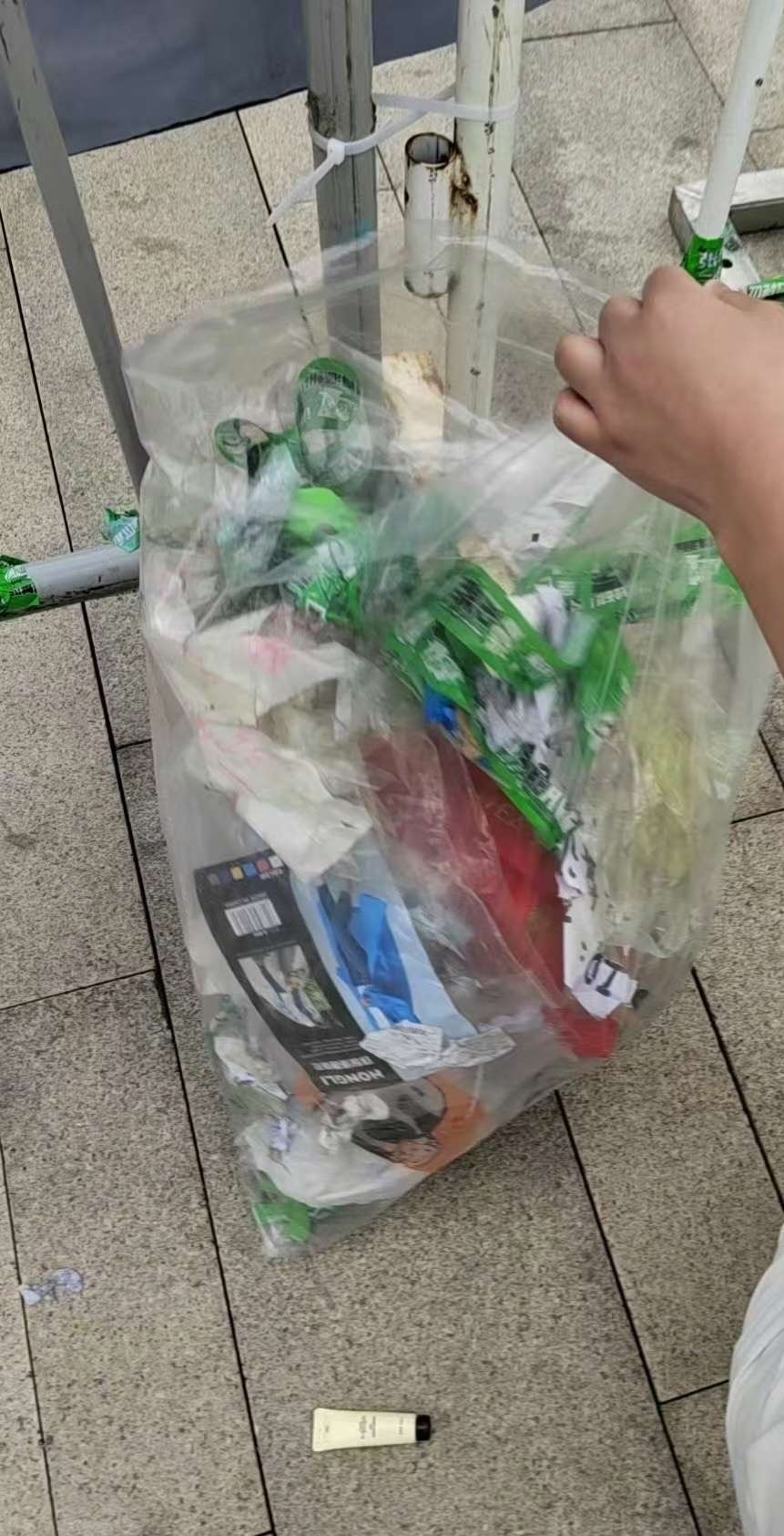 投 工作留痕重要性，爱妻每次跑男线下录完之后都会把垃圾收拾干净带走，然后恢复成原