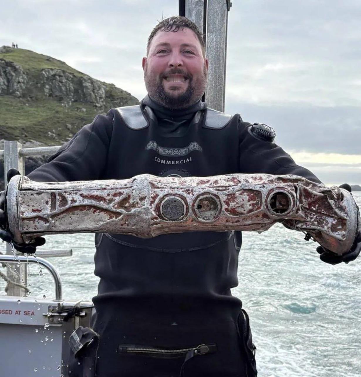 英国潜水员在威尔士海岸附近发现疑似俄罗斯追踪装置

这个长 1.2 米、重 15