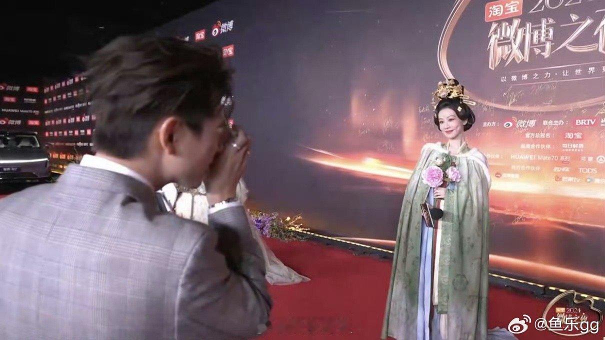 李现微博之夜红毯给杨紫拍照，“宣传期给你拍照”说到做到，想看成片！ 