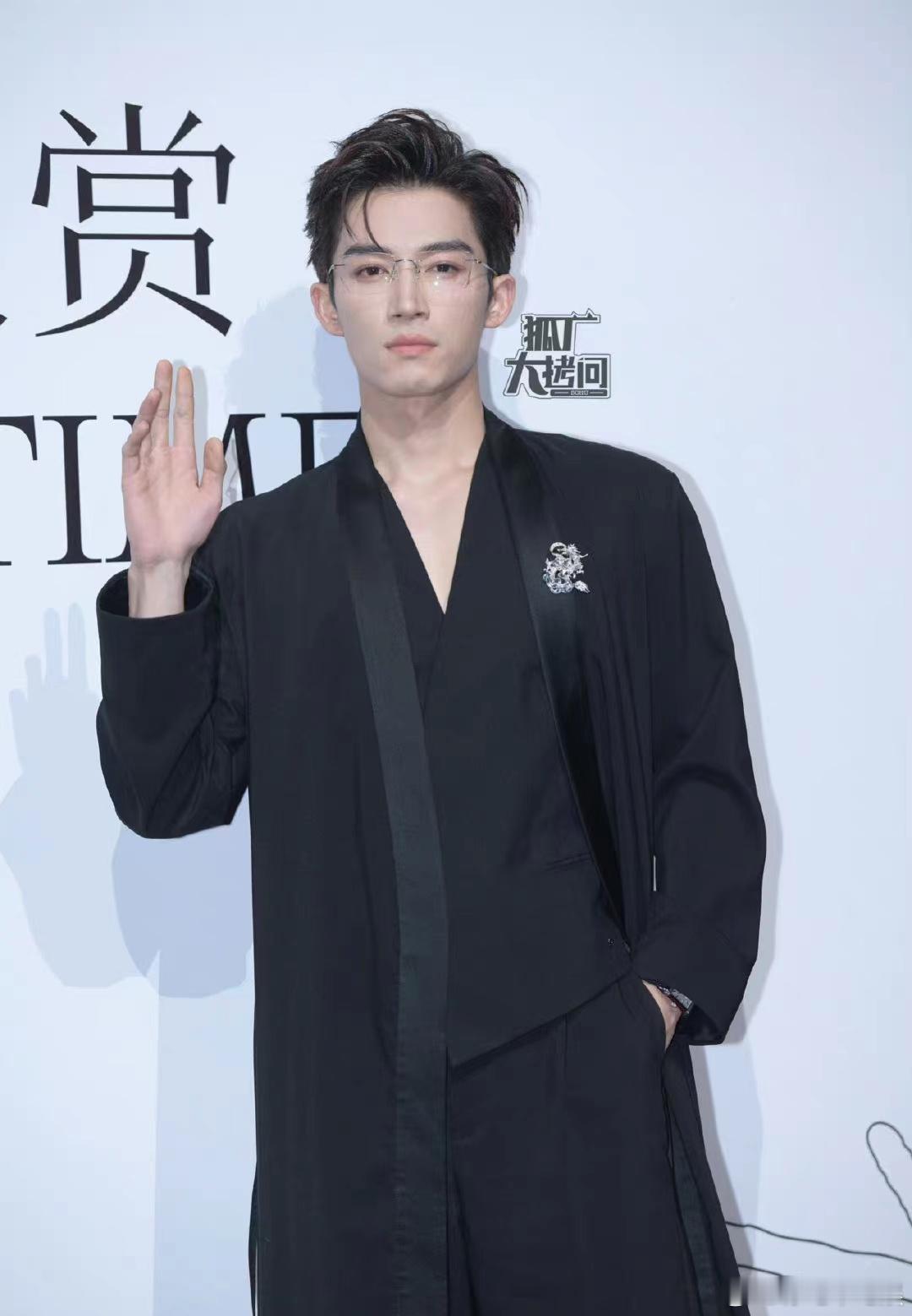 王星越这个造型是模仿魏大勋的吗？虽然造型到位了，但是感觉气质还是差很多呀。 ​​