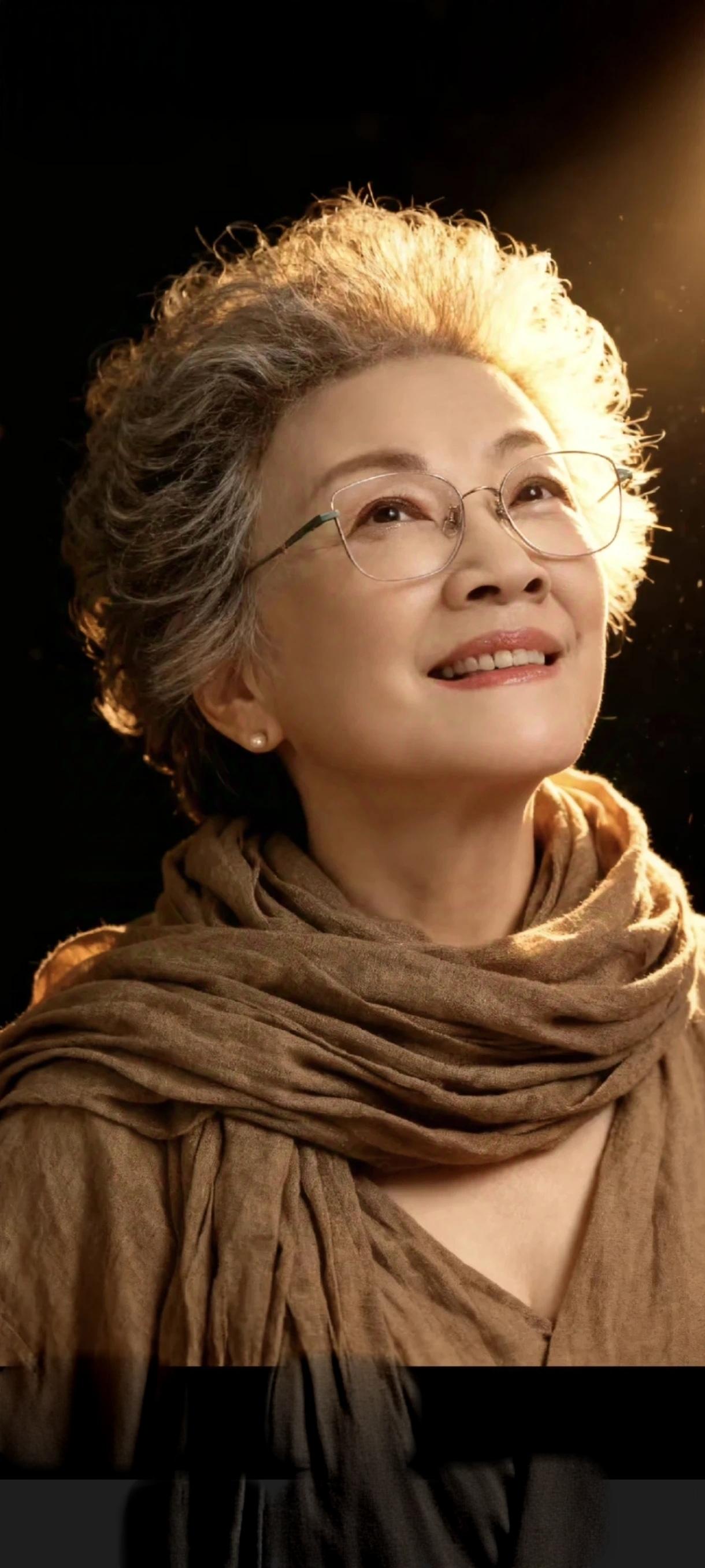 宋春丽，1951年出生，岁月催人老，但催不老风雨丽人，反倒是越老越有风姿，越有韵