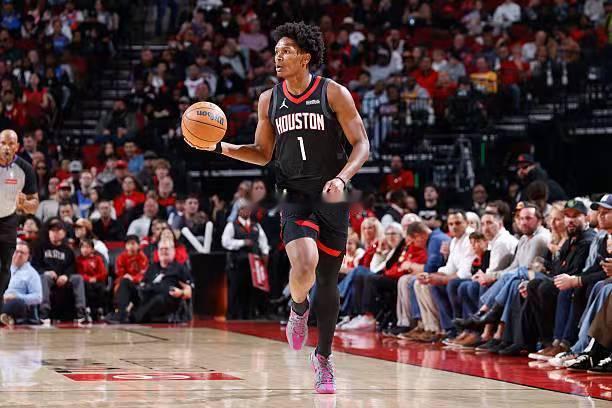 事实又一次证明了一点，阿门根本不适合打控卫，他的最佳位置是锋线，那种扫荡型锋线。