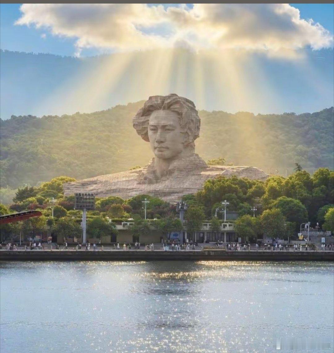 毛主席思想永不过时！毛主席思想不是故纸堆里的理论，而是活的智慧，为中国式现代化筑