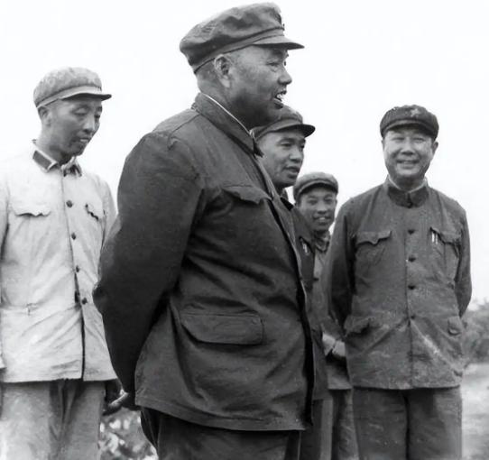1952年，许世友将军回乡探望亲人。在接待宴上，他突然掏出手枪，紧紧抵住亲叔叔许