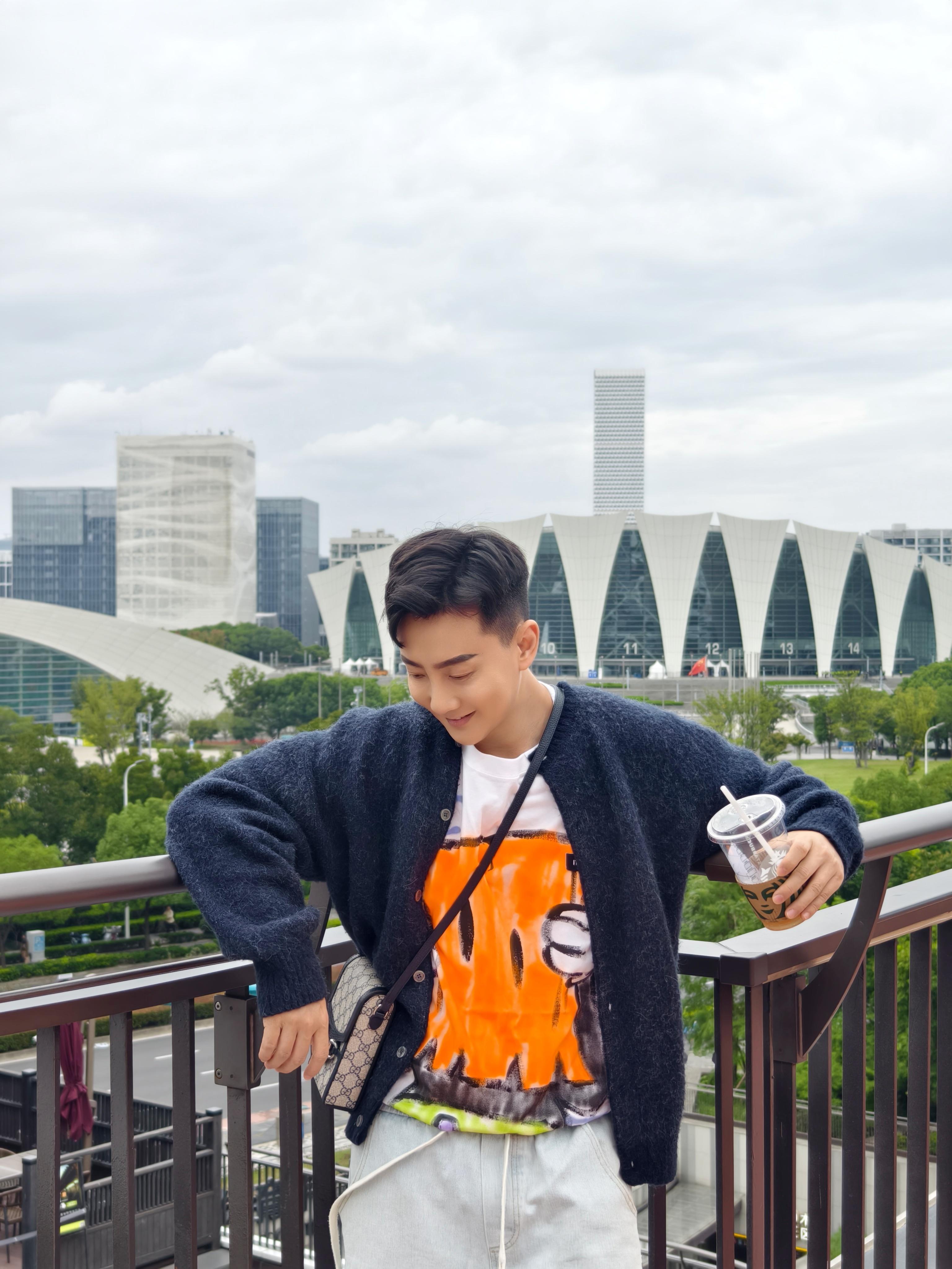 繁华与静谧之间，在上海寻找城市的呼吸口。从东方体育中心地铁站走出，迎面而来的是前