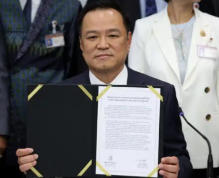 一张反对票都没有。
354票赞成，15票弃权。泰国为泰党就这么选出了新老大。
这