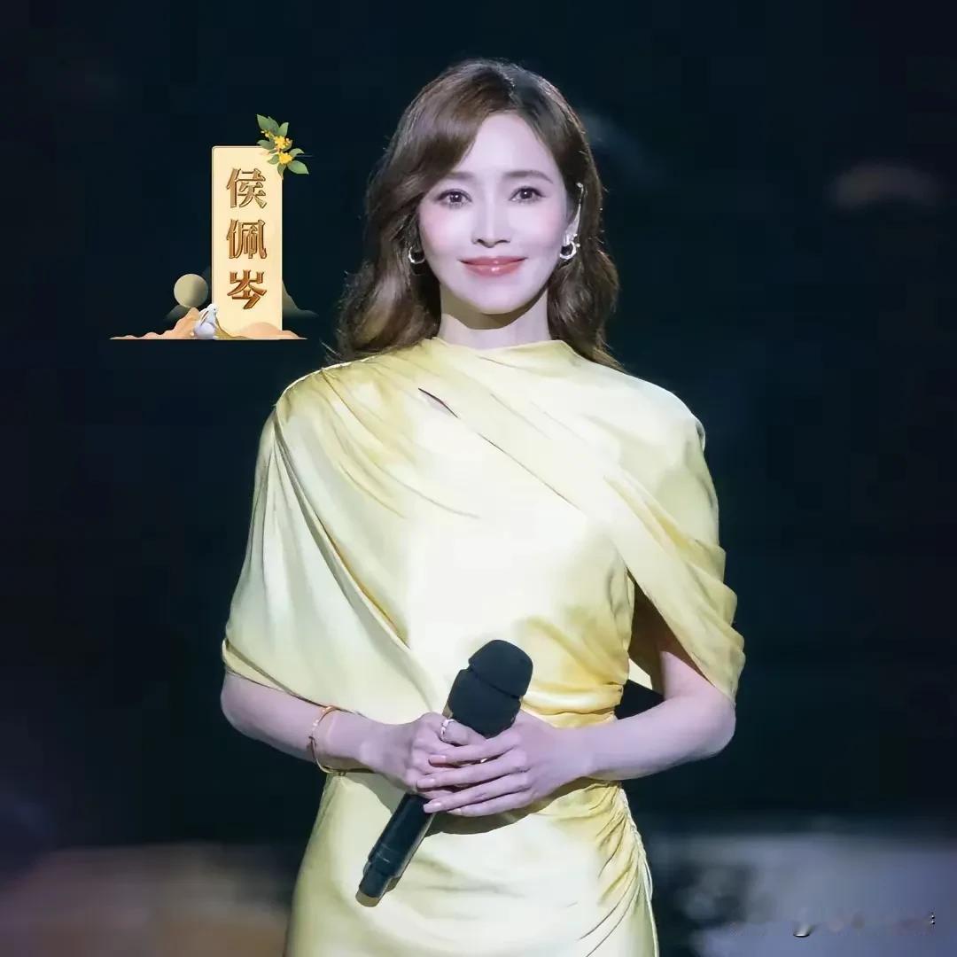 今年中秋晚会，侯佩岑属实抢镜，谢娜估计都懵了。央视把“两岸同根”打在公屏上，选她