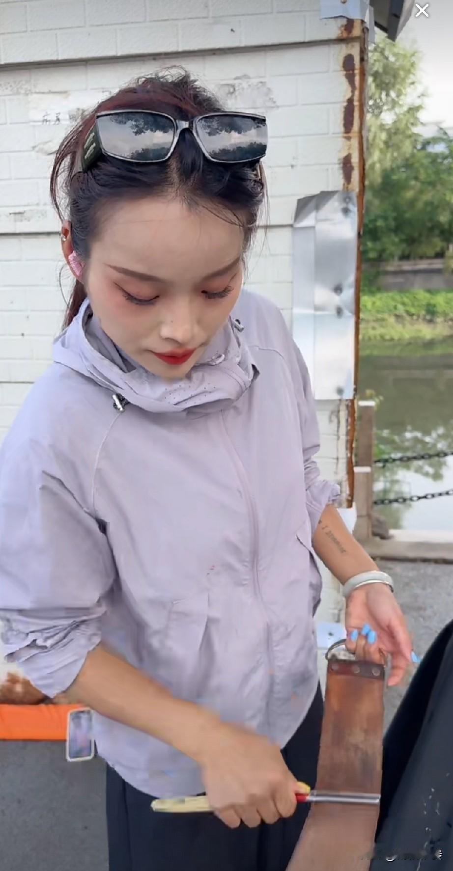 刷抖音到一位美女街头免费给路人剃光头，被这传统技法深深吸引了！

剃刀在皮子上来