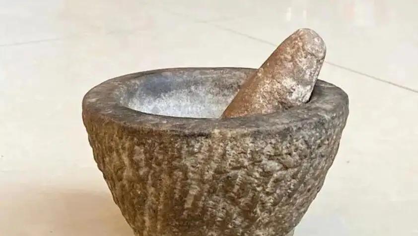 这个石臼和杵看起来有点年代感。这个石头的小碗是干什么用的？用方言怎么叫？很有意思
