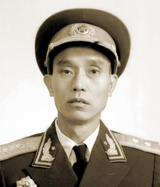 [微风]1947年，一名解放军师长，大腿根部受伤住院。这时，一19岁女护士来到他