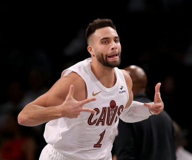 你发现没，今年东部最诡异的不是谁赢了，而是谁残了反而更猛了。
骑士那边，米切尔一