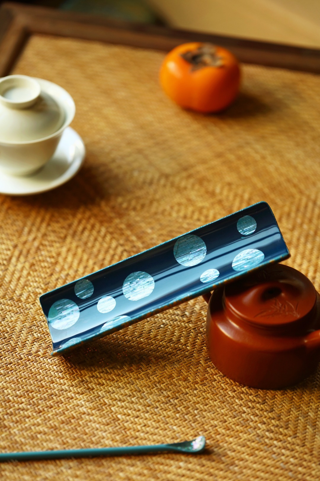 大漆×螺钿 | 茶则循传统工艺，逐层髹漆，斑斓多彩，宛若山河，手工镶嵌螺钿，反复