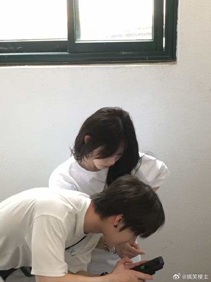徐梦洁任世豪好一个乖乖女剧宣 谁看剧宣现场不夸徐梦洁，乖乖女造型看着清爽温柔，自