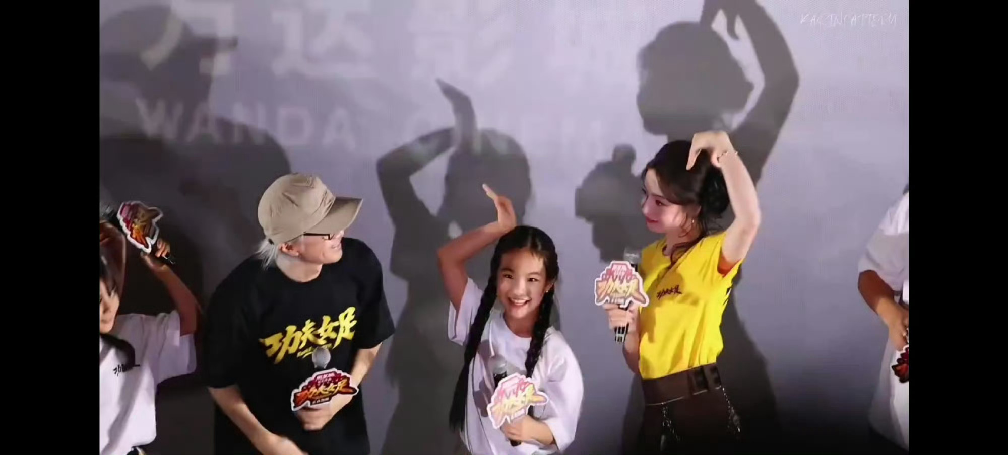 周星驰模仿迪丽热巴钰珑连影子都这么可爱，恭喜功夫女足暑假大爆，迪丽热巴所有赛道大