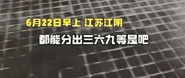 市民躲雨被驱，汽车可进、电动车不行。

文旅局：等答复。