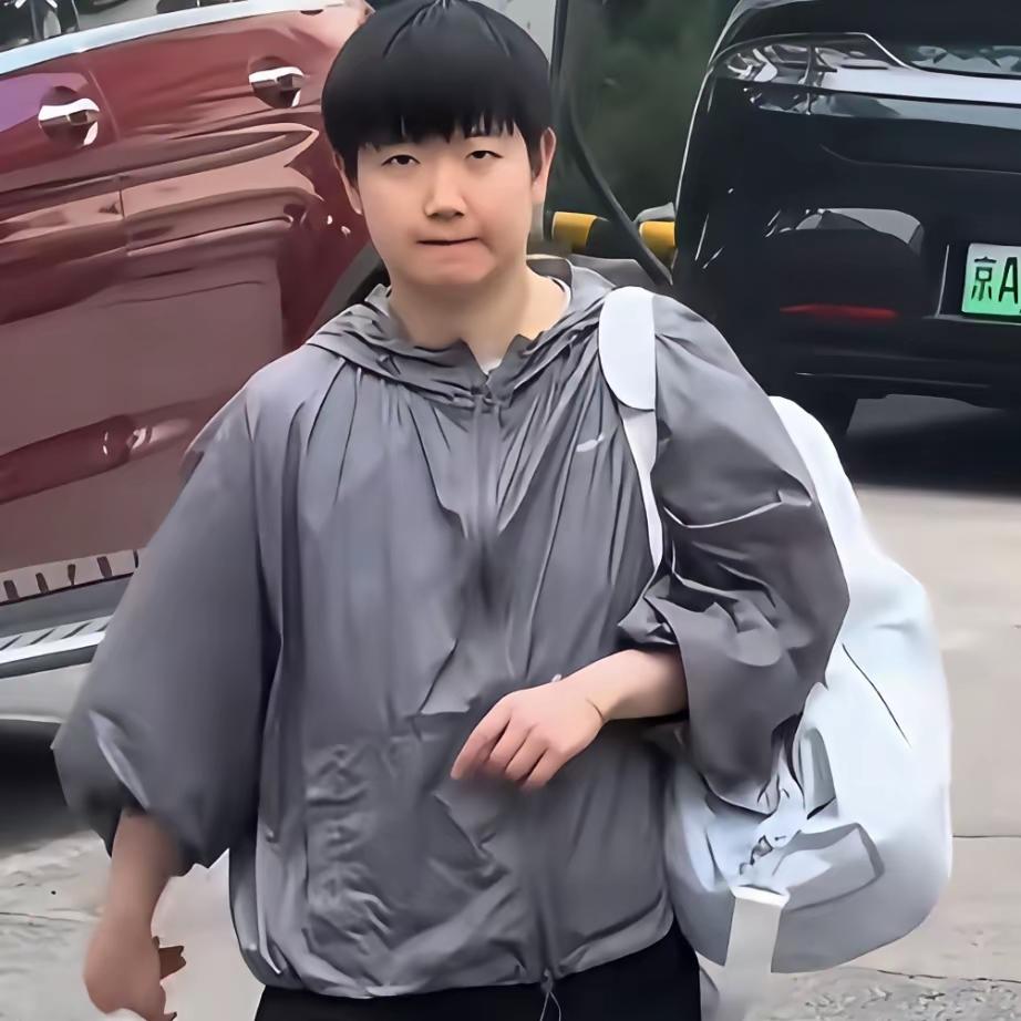 小蜜蜂
嗡嗡嗡
飞到西来飞到东
小莎莎
像蜜蜂
不知疲倦训练中
战严寒
斗酷暑
