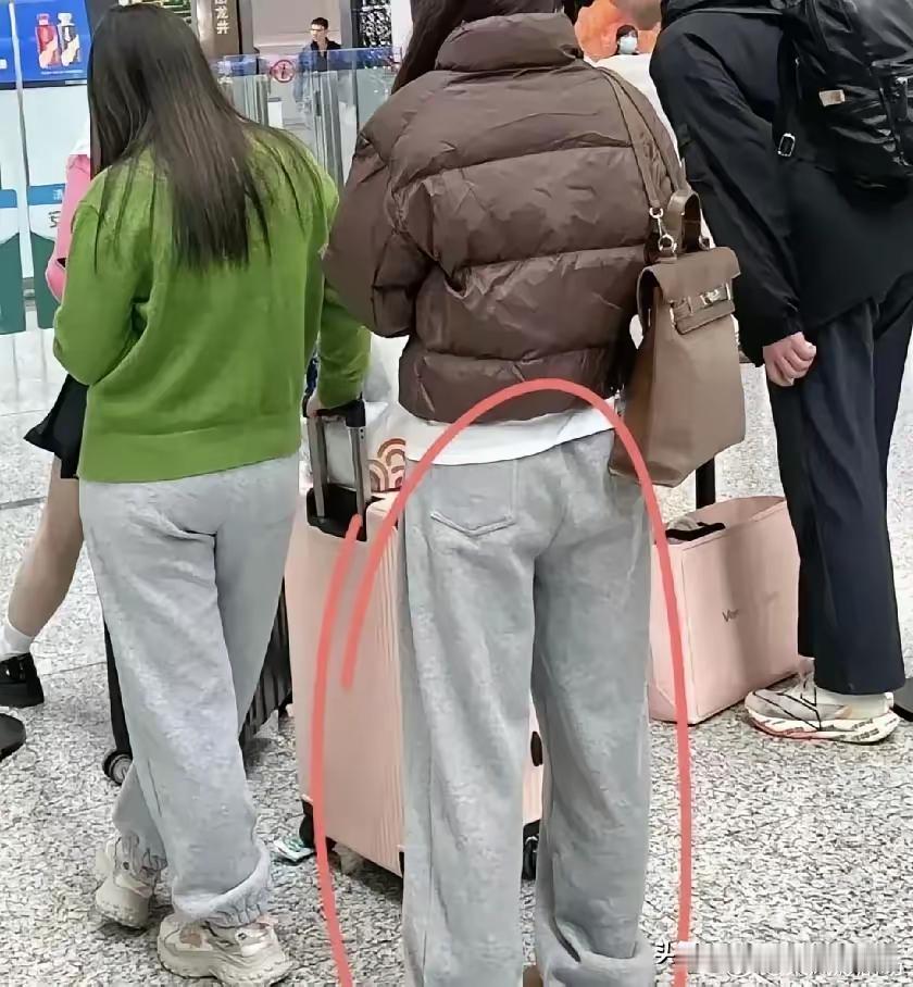 发现了一个奇怪的现象，大家发现了吗？​现在不管大街上，还是地铁上​年轻的女人都喜