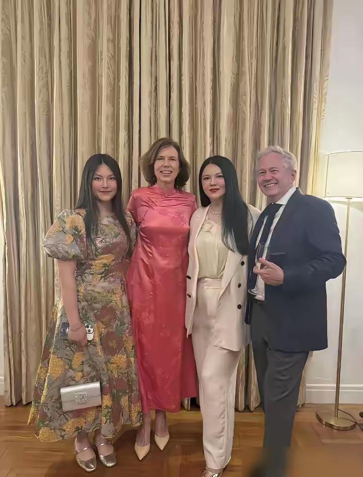 李湘瘦下来后居然和王诗龄站成了姐妹花！前几天有人在小区偶遇她，一身休闲装素面朝天