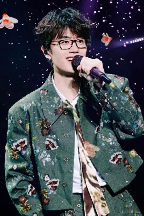 3小时万人合唱！许嵩成都演唱会封神，一句“我想你辣”刷屏全网