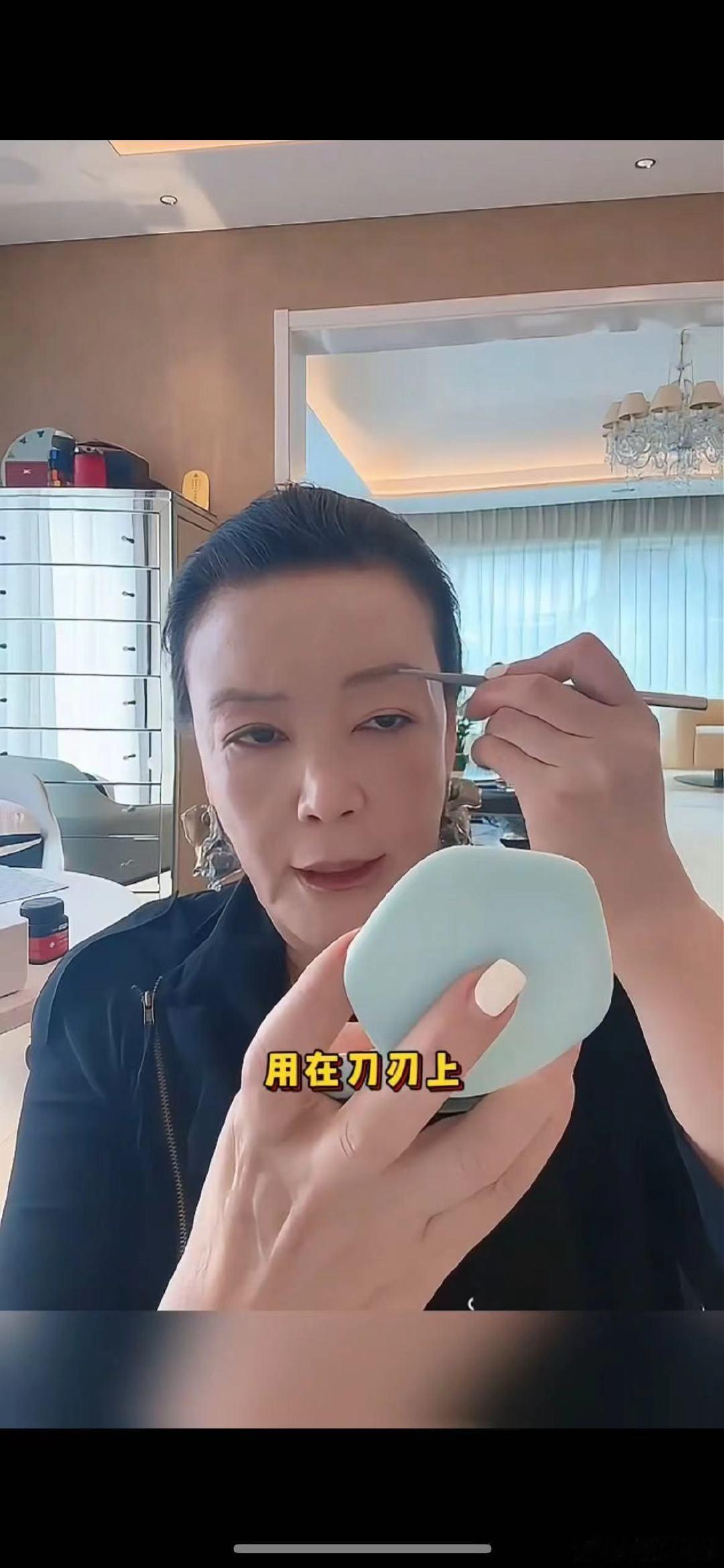 #张兰化一次妆得卖多少酸辣粉#张兰爆料自己平时各大场合几乎都是自己化妆，每一分钱