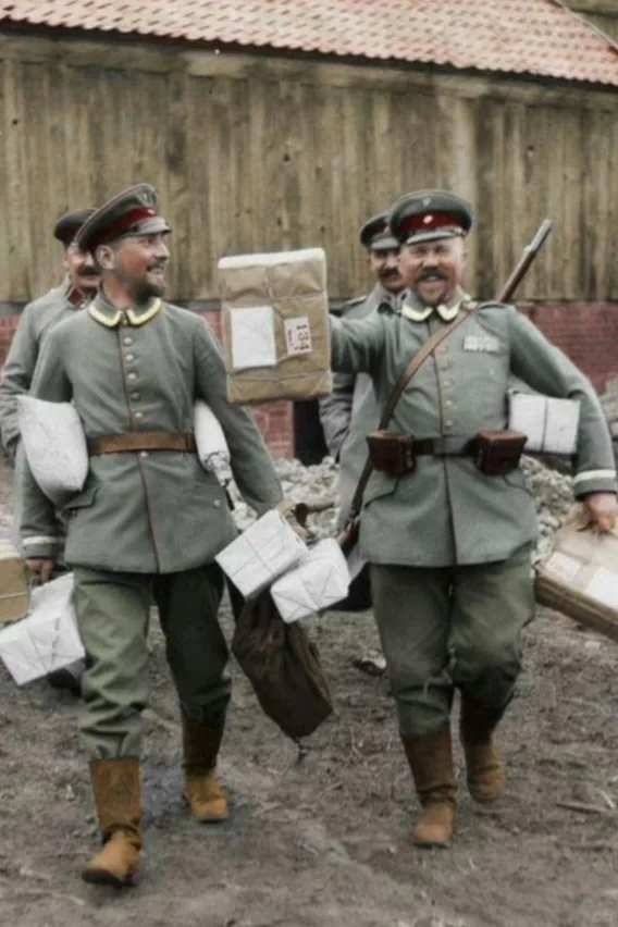 图1：一战期间，领着后方寄来的包裹的德国士兵（后期上色）
图2：1915年 ，一...