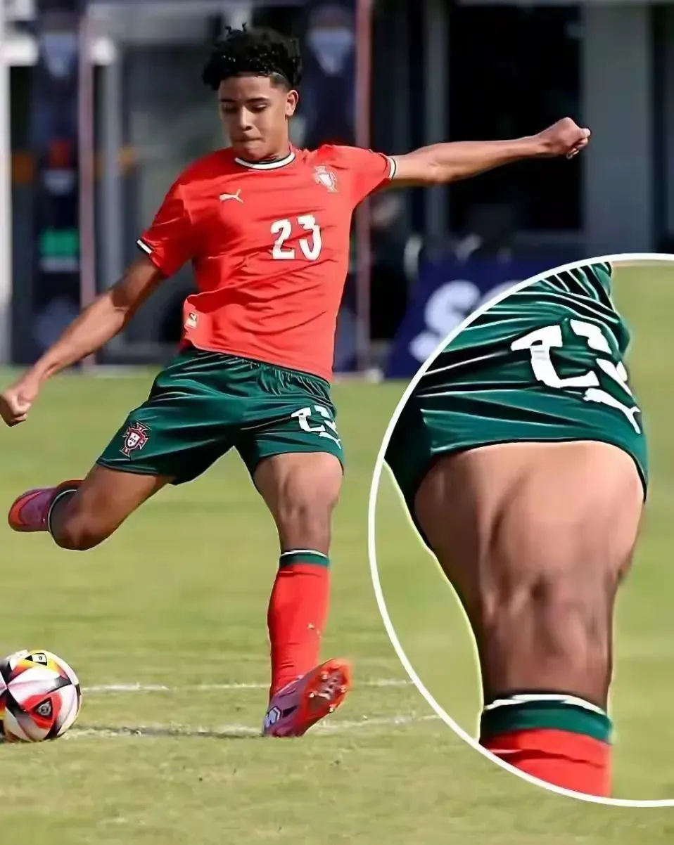 最近，C罗儿子迷你罗的腿部肌肉照彻底刷爆了社交平台！年仅15岁的他，腿部肌肉线条