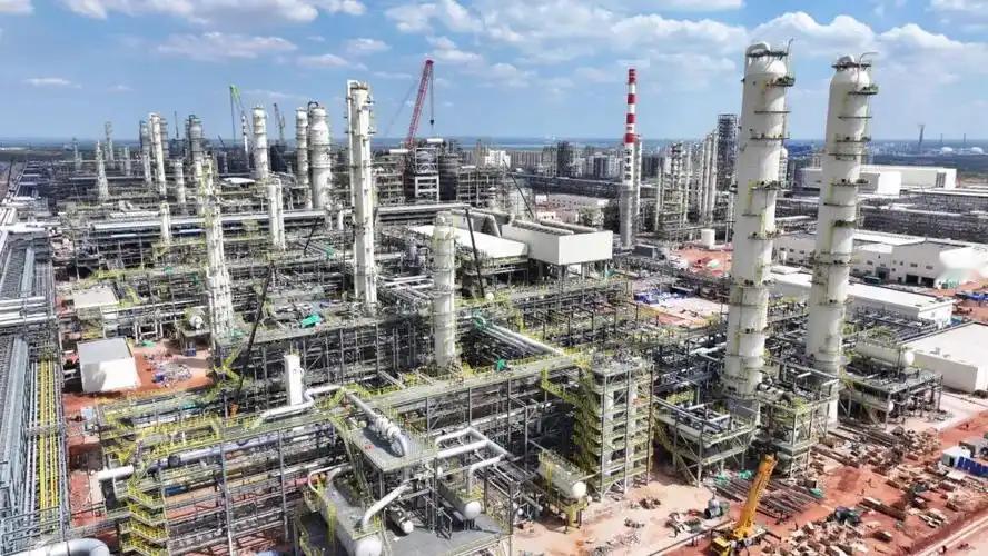 海峡航运受阻，石化链条震荡，日常塑料袋竟成稀缺硬货 

谁也没想到，远在中东的炮