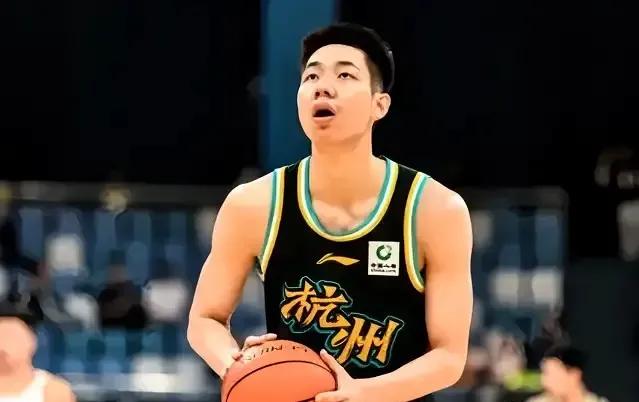 广厦和浙江的比赛，我发现了两名极品锋线浙江东阳光药真不该把赵嘉义交易，自己队替补