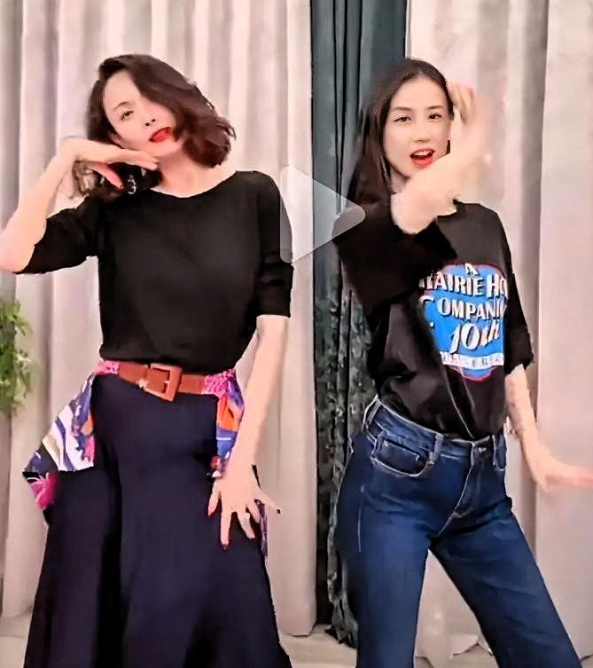 黄圣依变活泼了，有人高兴，有人心酸。

程莉莎拉着她闹，让她笑，让她在镜头前大声