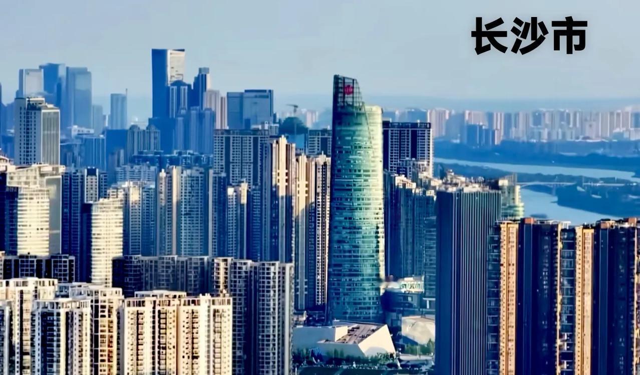 这样看，长沙市区的高楼也不少啊！城区的交通，立交桥四通八达，看起来城市还是有点特