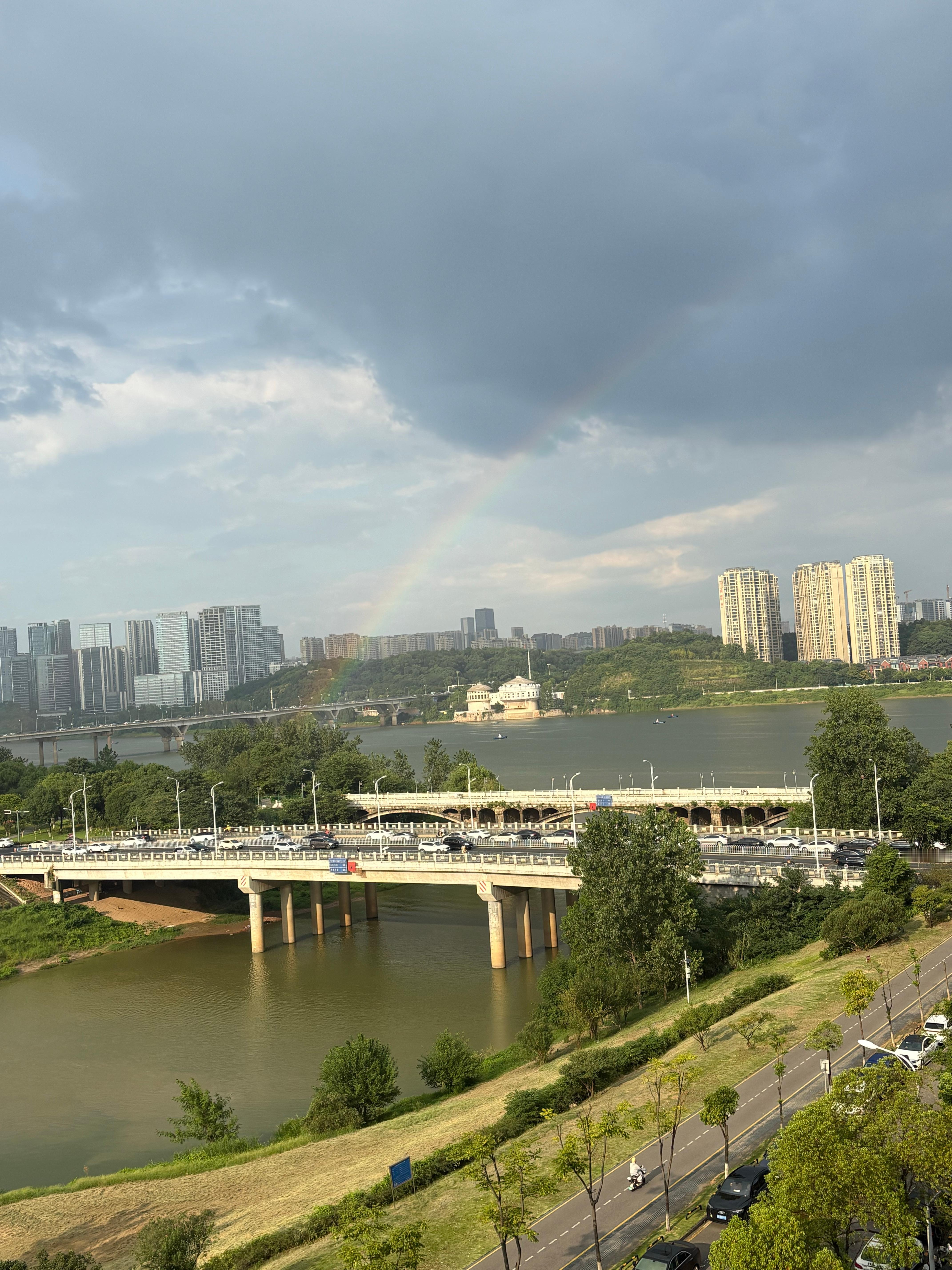 团建聚餐前遇到的彩虹。其实蛮期待一切都更好，大家也更好。 ​​​