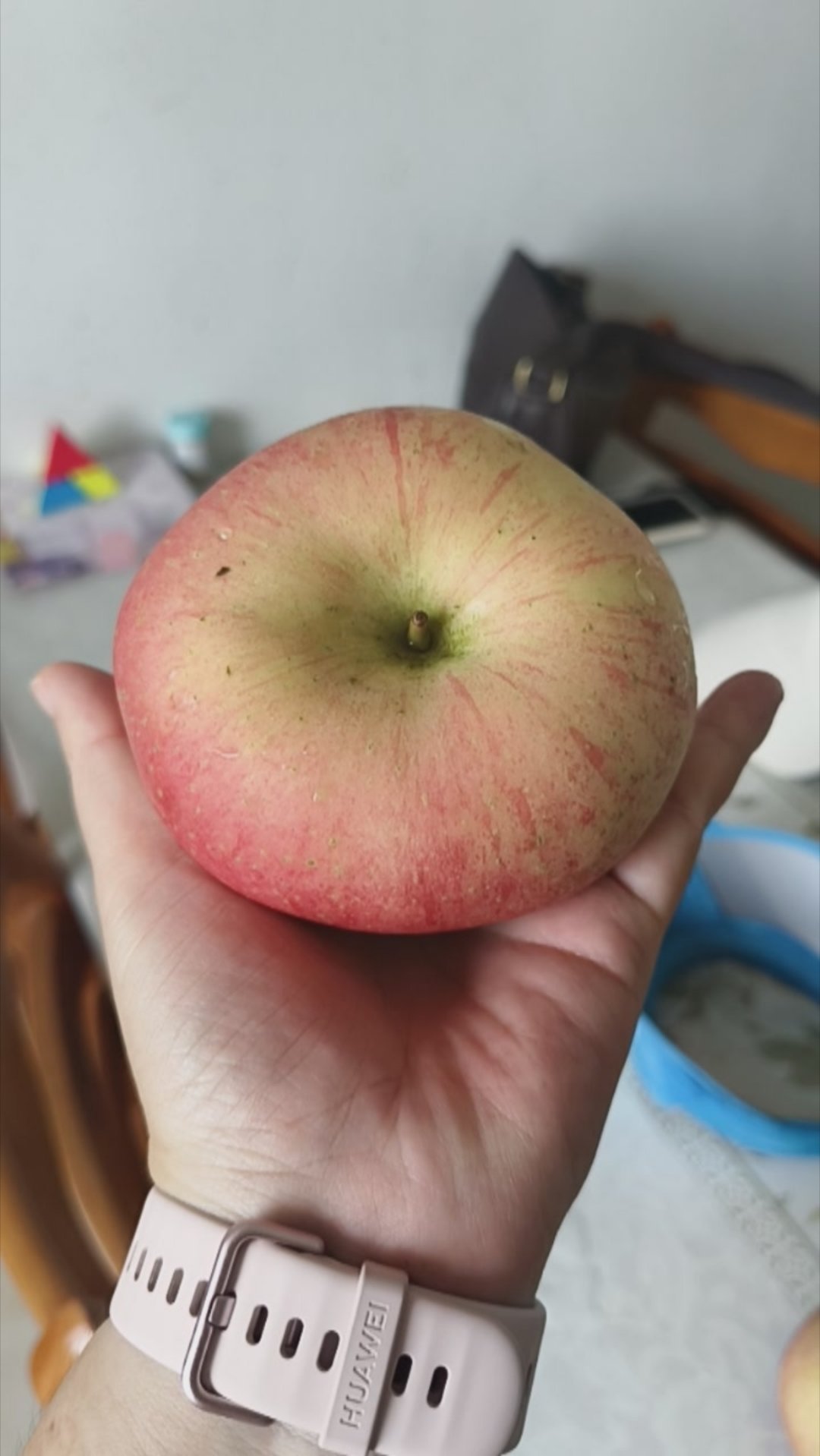 一个苹果就能检测你是不是真的饿了哈哈哈，原来如此，我们家真的一年买不了两次苹果?
