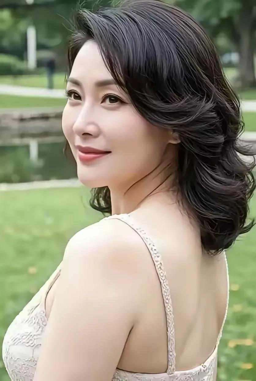 有人问，风韵犹存的49岁老阿姨，还有男人喜欢吗？答案是肯定的，这样成熟、知性、高