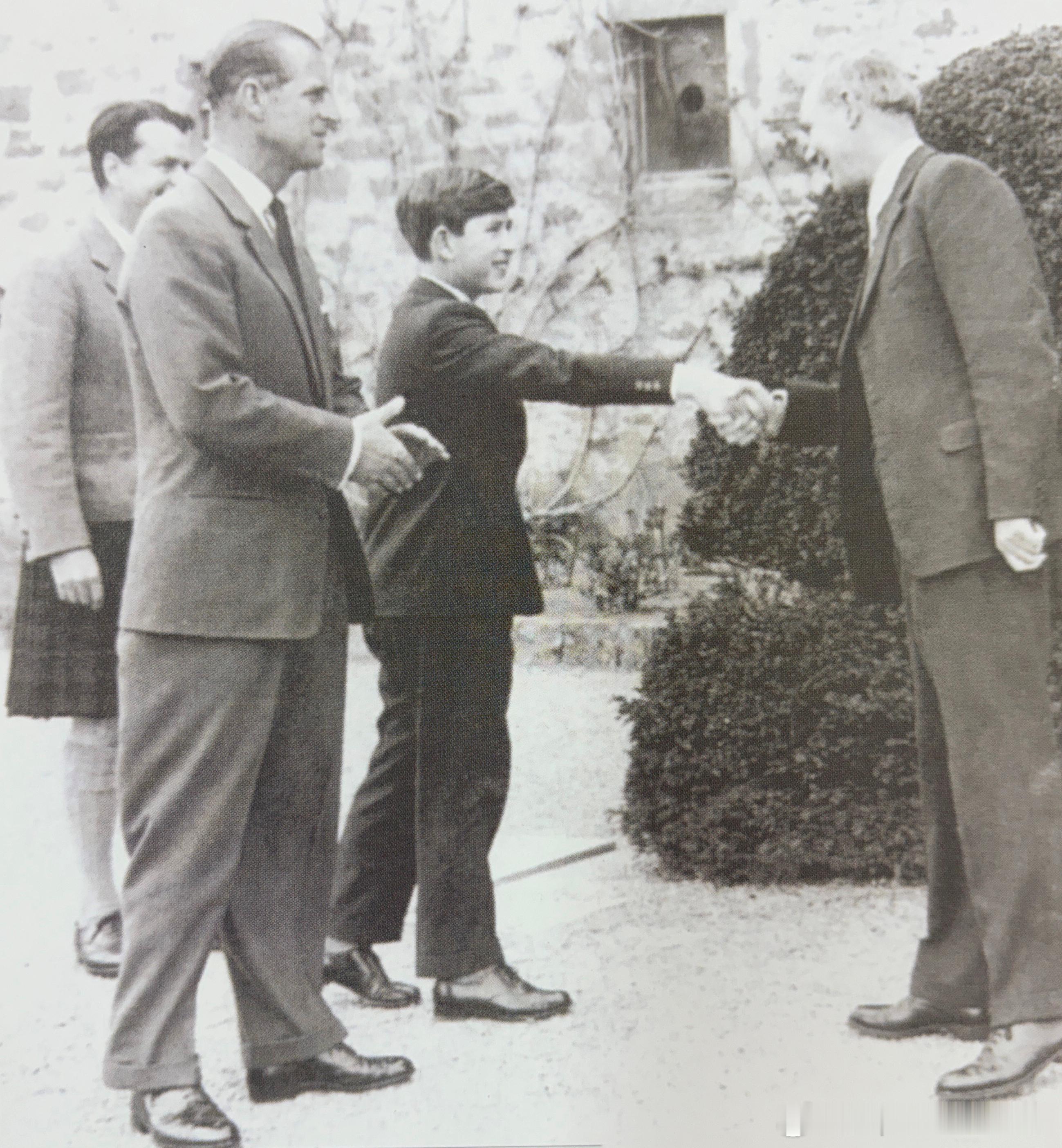 1962年4月2日在父亲菲利普亲王陪同下，查尔斯王子作为一名新生，到苏格兰埃尔金
