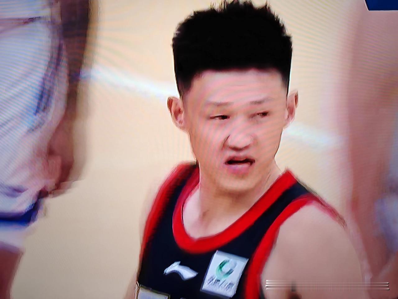 今天的央视篮球评论员于嘉似乎是有点累了，上午刚解说完一场NBA马刺与雷霆的西部决