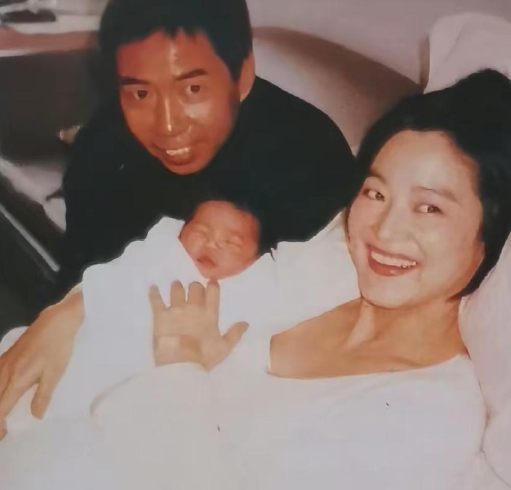 要我说，林青霞当年的选择，简直是人间清醒。

林青霞年轻的时候跟秦汉谈恋爱，听着