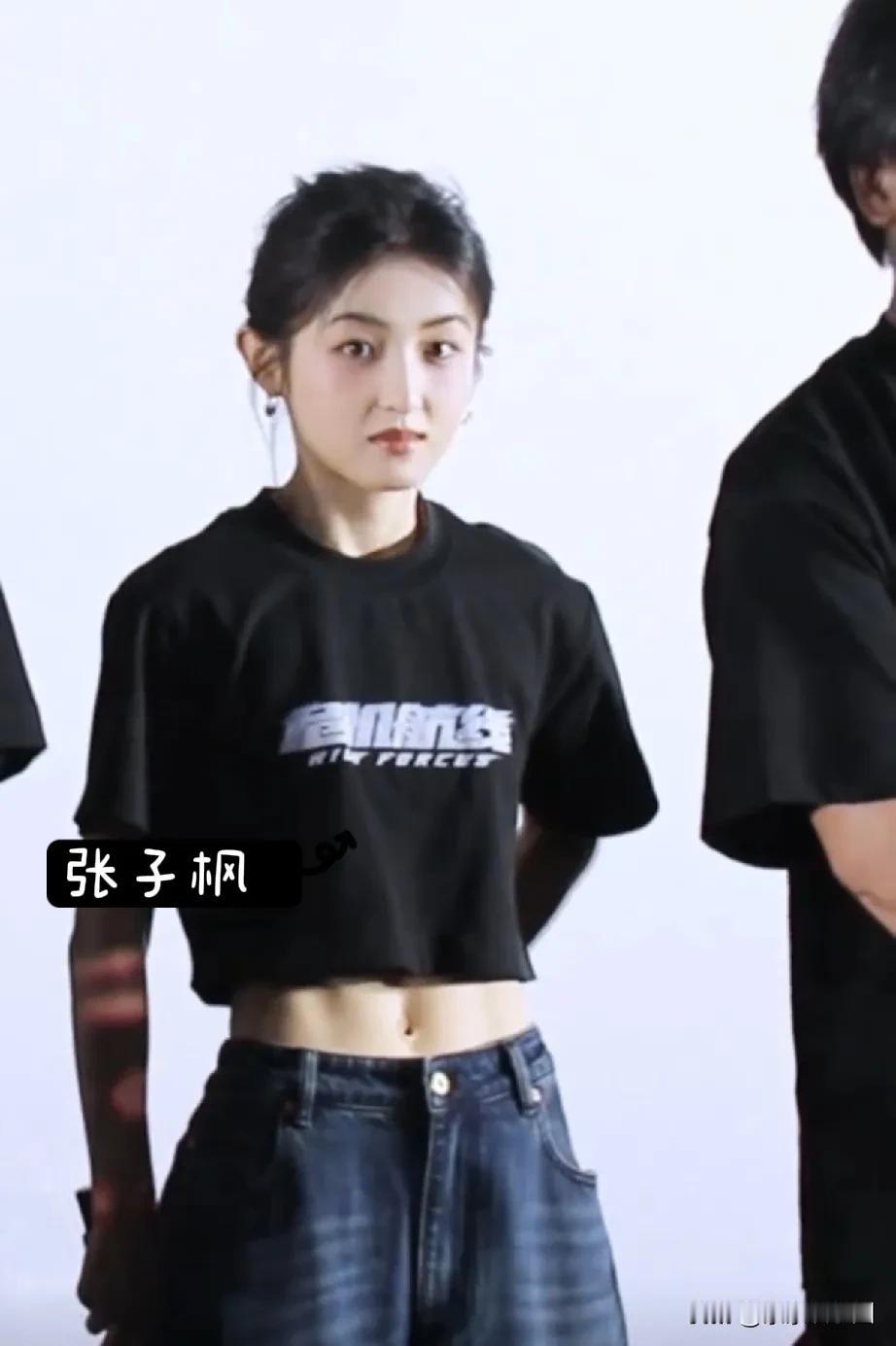 我滴妈呀！张子枫这斩男腰真的太帅啦！这得练多久才能这么好看啊？这腹肌帅炸了，完全